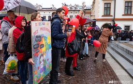 Na zdjęciu tłum os&oacute;b ubranych na czerwono w trakcie wydarzenia plenerowego
