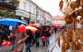 Na zdjęciu tłum os&oacute;b ubranych na czerwono w trakcie wydarzenia plenerowego