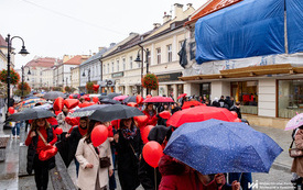 Na zdjęciu tłum os&oacute;b ubranych na czerwono w trakcie wydarzenia plenerowego