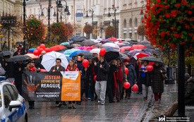Na zdjęciu tłum os&oacute;b ubranych na czerwono w trakcie wydarzenia plenerowego