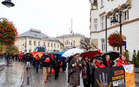 Na zdjęciu tłum os&oacute;b ubranych na czerwono w trakcie wydarzenia plenerowego