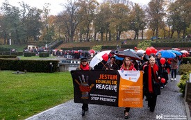 Na zdjęciu tłum os&oacute;b ubranych na czerwono w trakcie wydarzenia plenerowego