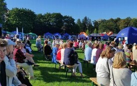 Na zdjęciu osoby będące w trakcie miejskiej imprezy