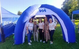 Na zdjęciu osoby będące w trakcie miejskiej imprezy