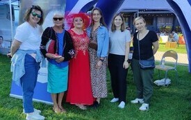 Na zdjęciu osoby będące w trakcie miejskiej imprezy