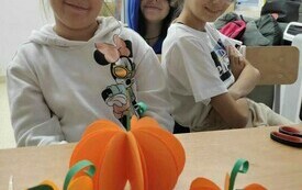 Na zdjęciu dzieci w trakcie zabaw edukacyjnych