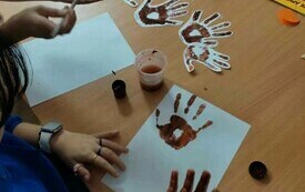 Na zdjęciu dzieci w trakcie zabaw edukacyjnych