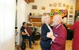 Na zdjęciu osoby, starsze i młodsze, bawiące się wsp&oacute;lnie podczas imprezy dla senior&oacute;w