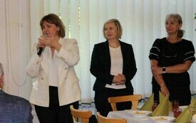 Na zdjęciu osoby, starsze i młodsze, bawiące się wsp&oacute;lnie podczas imprezy dla senior&oacute;w