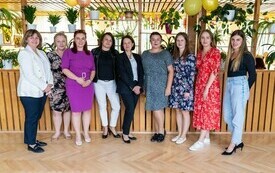 Na zdjęciu osoby, starsze i młodsze, bawiące się wsp&oacute;lnie podczas imprezy dla senior&oacute;w