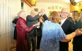 Na zdjęciu osoby, starsze i młodsze, bawiące się wsp&oacute;lnie podczas imprezy dla senior&oacute;w