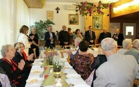 Na zdjęciu osoby, starsze i młodsze, bawiące się wsp&oacute;lnie podczas imprezy dla senior&oacute;w