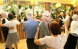 Na zdjęciu osoby, starsze i młodsze, bawiące się wsp&oacute;lnie podczas imprezy dla senior&oacute;w