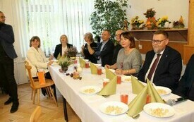 Na zdjęciu osoby, starsze i młodsze, bawiące się wsp&oacute;lnie podczas imprezy dla senior&oacute;w