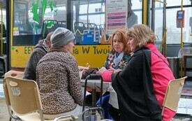 Na zdjęciu autobus MPK Rzesz&oacute;w oraz kilka os&oacute;b