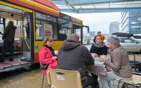 Na zdjęciu autobus MPK Rzesz&oacute;w oraz kilka os&oacute;b