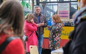 Na zdjęciu autobus MPK Rzesz&oacute;w oraz kilka os&oacute;b