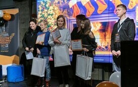 Na zdjęciu osoby, dorośli i dzieci, w trakcie finału konkursu plastycznego