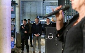 Na zdjęciu osoby, dorośli i dzieci, w trakcie finału konkursu plastycznego