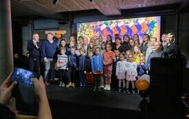 Na zdjęciu osoby, dorośli i dzieci, w trakcie finału konkursu plastycznego