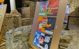 Na zdjęciu osoby, dorośli i dzieci, w trakcie finału konkursu plastycznego