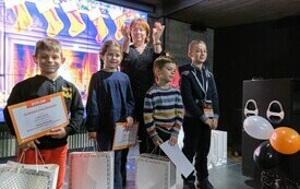 Na zdjęciu osoby, dorośli i dzieci, w trakcie finału konkursu plastycznego