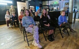 Na zdjęciu osoby, dorośli i dzieci, w trakcie finału konkursu plastycznego