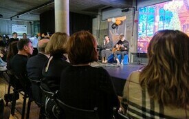 Na zdjęciu osoby, dorośli i dzieci, w trakcie finału konkursu plastycznego