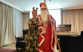 Na zdjęciu dzieci spotykające się ze Świętym Mikołajem