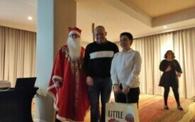 Na zdjęciu dzieci spotykające się ze Świętym Mikołajem