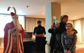 Na zdjęciu dzieci spotykające się ze Świętym Mikołajem