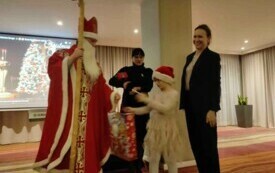 Na zdjęciu dzieci spotykające się ze Świętym Mikołajem