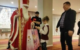 Na zdjęciu dzieci spotykające się ze Świętym Mikołajem