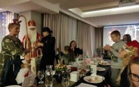 Na zdjęciu dzieci spotykające się ze Świętym Mikołajem