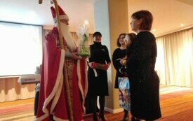 Na zdjęciu dzieci spotykające się ze Świętym Mikołajem