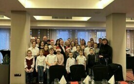 Na zdjęciu dzieci spotykające się ze Świętym Mikołajem