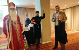 Na zdjęciu dzieci spotykające się ze Świętym Mikołajem