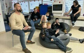 Na zdjęciu dzieci i dorośli w trakcie zabaw edukacyjnych