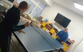 Na zdjęciu dzieci i dorośli w trakcie zabaw edukacyjnych