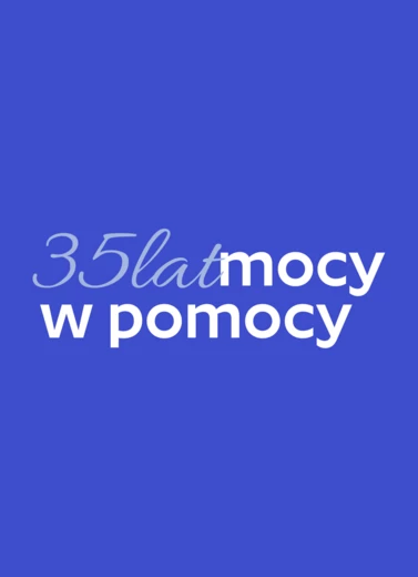 Obrazek przedstawia niebieskie tło z napisem "Plakat 35 lat mocy w pomocy"