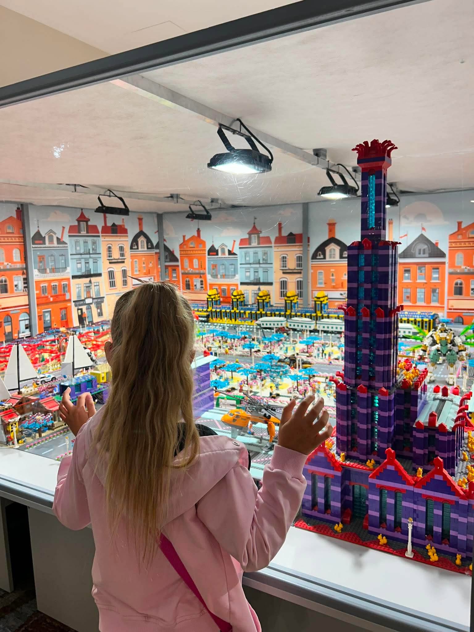 Dzieci oglądające wystawę LEGO