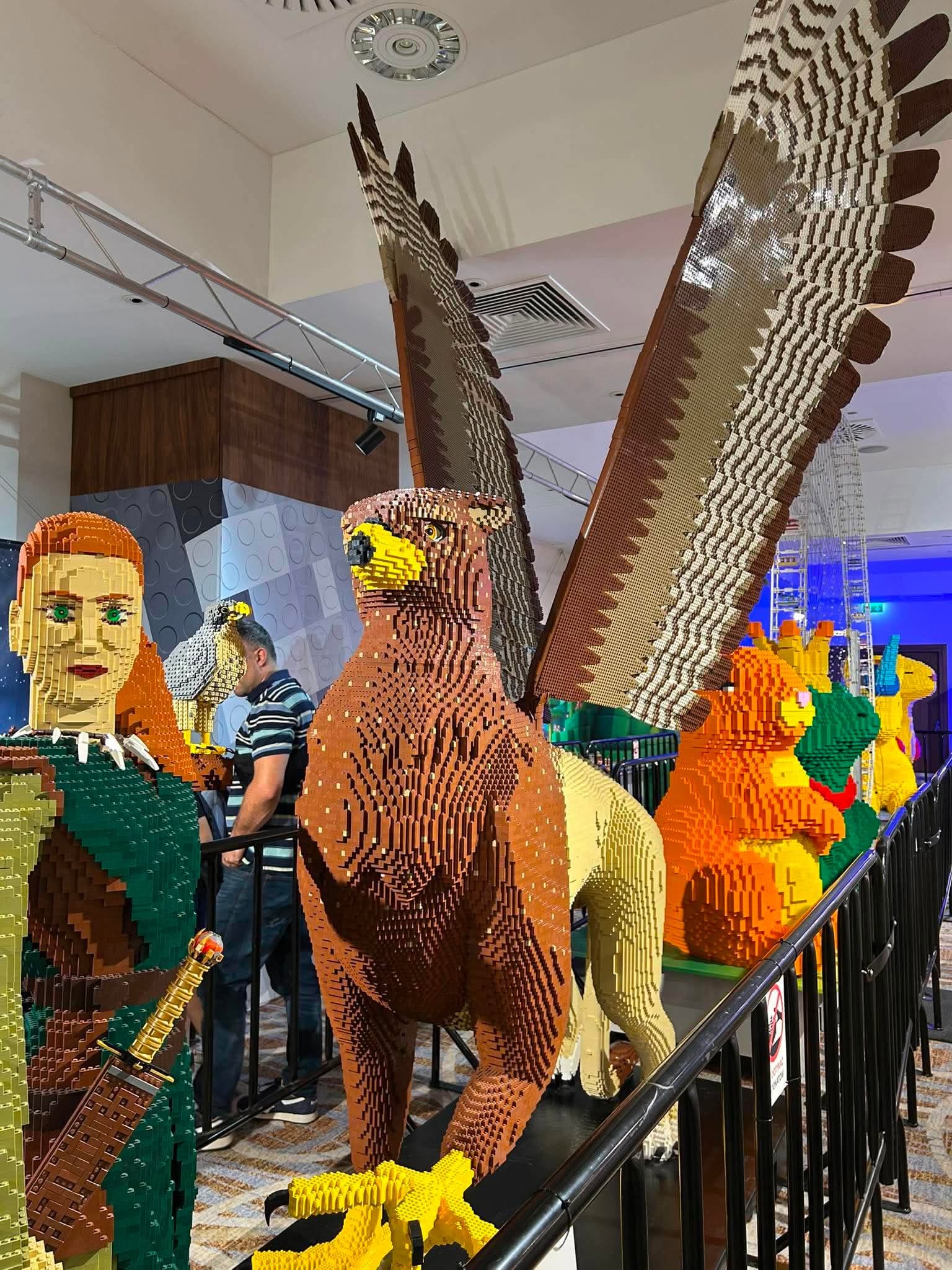 Dzieci oglądające wystawę LEGO