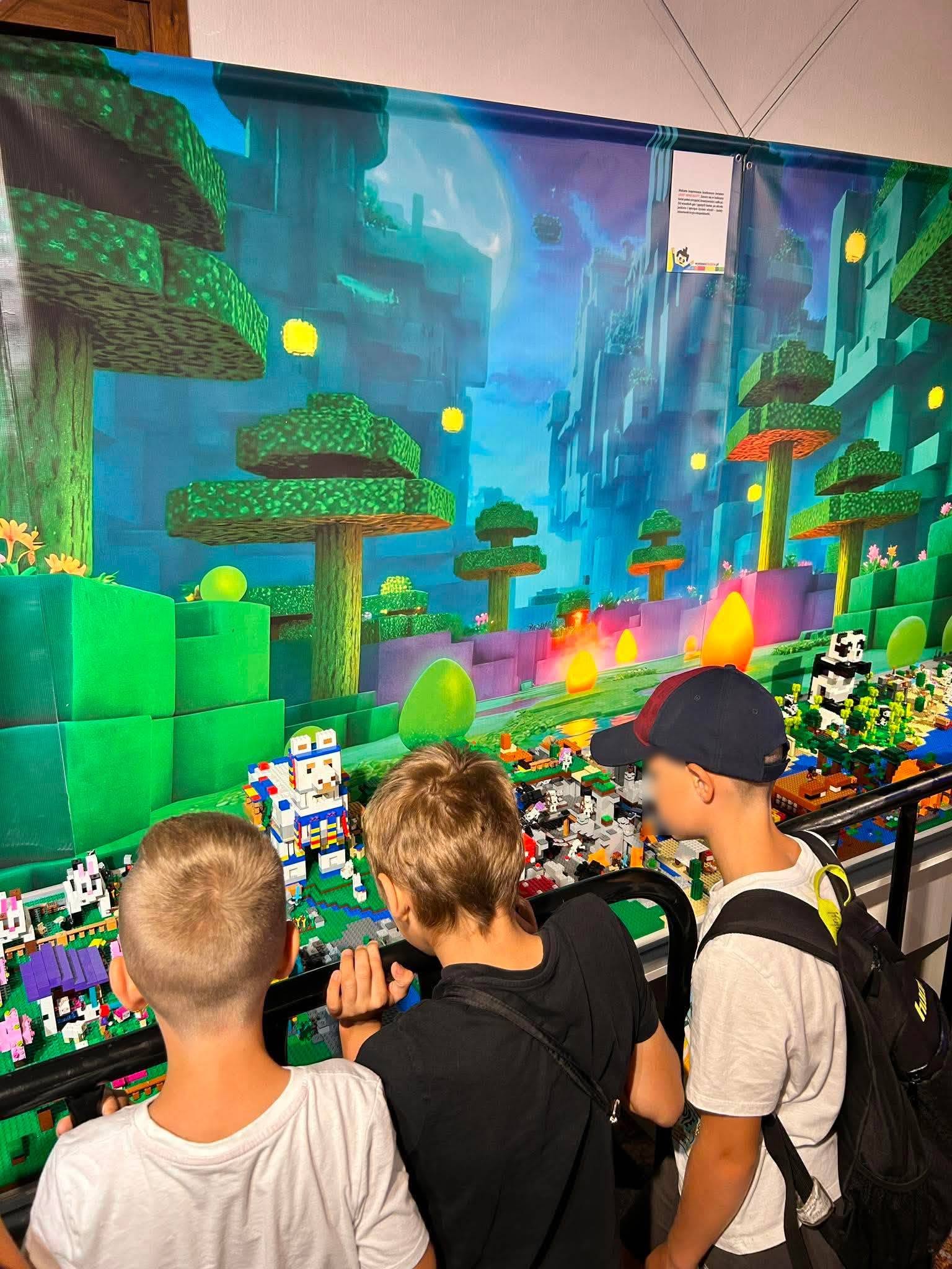 Dzieci oglądające wystawę LEGO