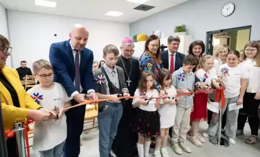 Na zdjęciu grupa osób przecinających wstęgę - symbol otwarcia nowej placówki