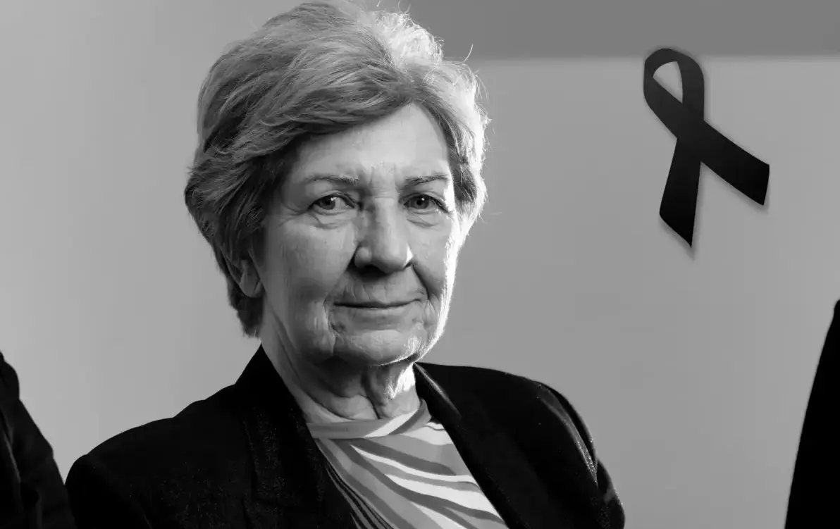 Na zdjęciu kobieta, obraz czarno-biały z czarną wstążką w rogu