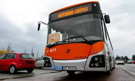 Na zdjęciu miejski autobus, na którego tablicy wyświetlony jest napis 'Autobus Ciepła'