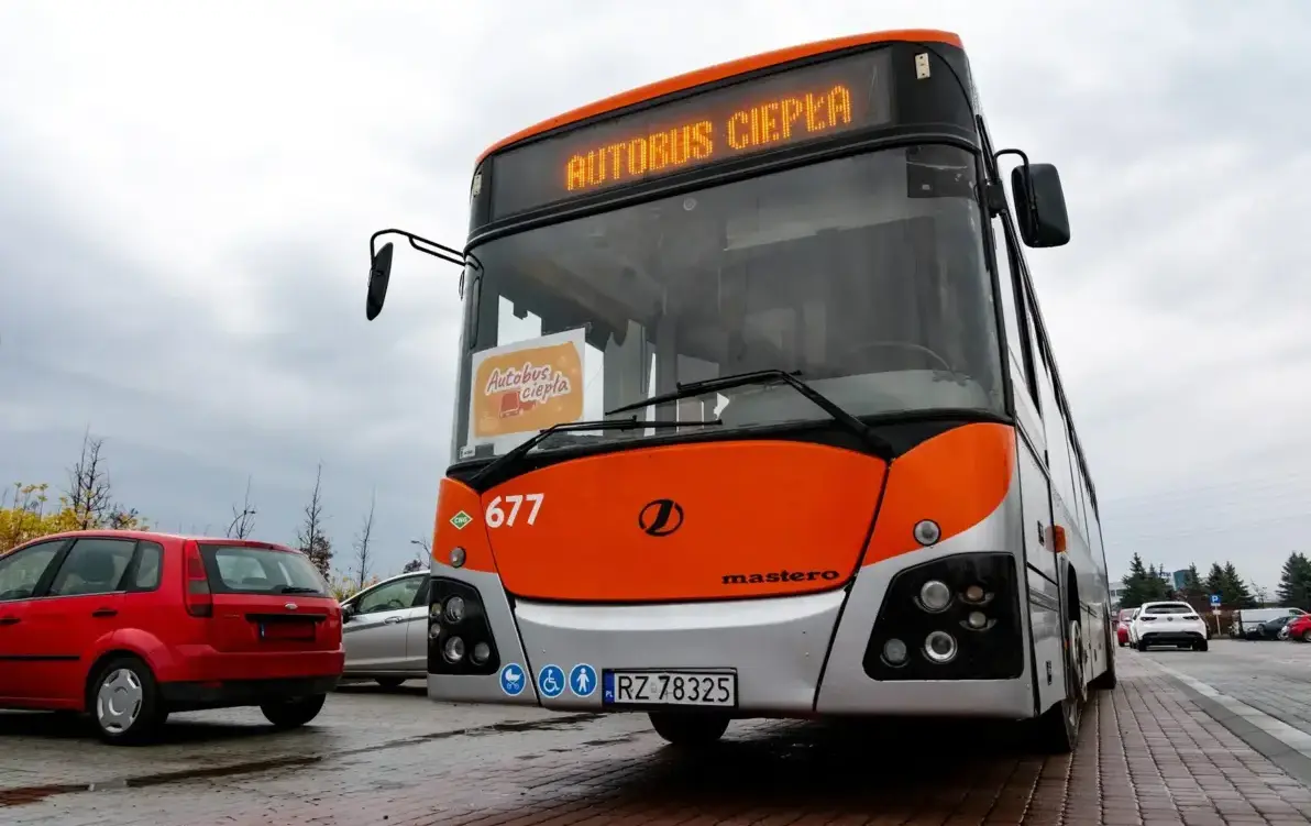 Na zdjęciu miejski autobus, na którego tablicy wyświetlony jest napis 'Autobus Ciepła'