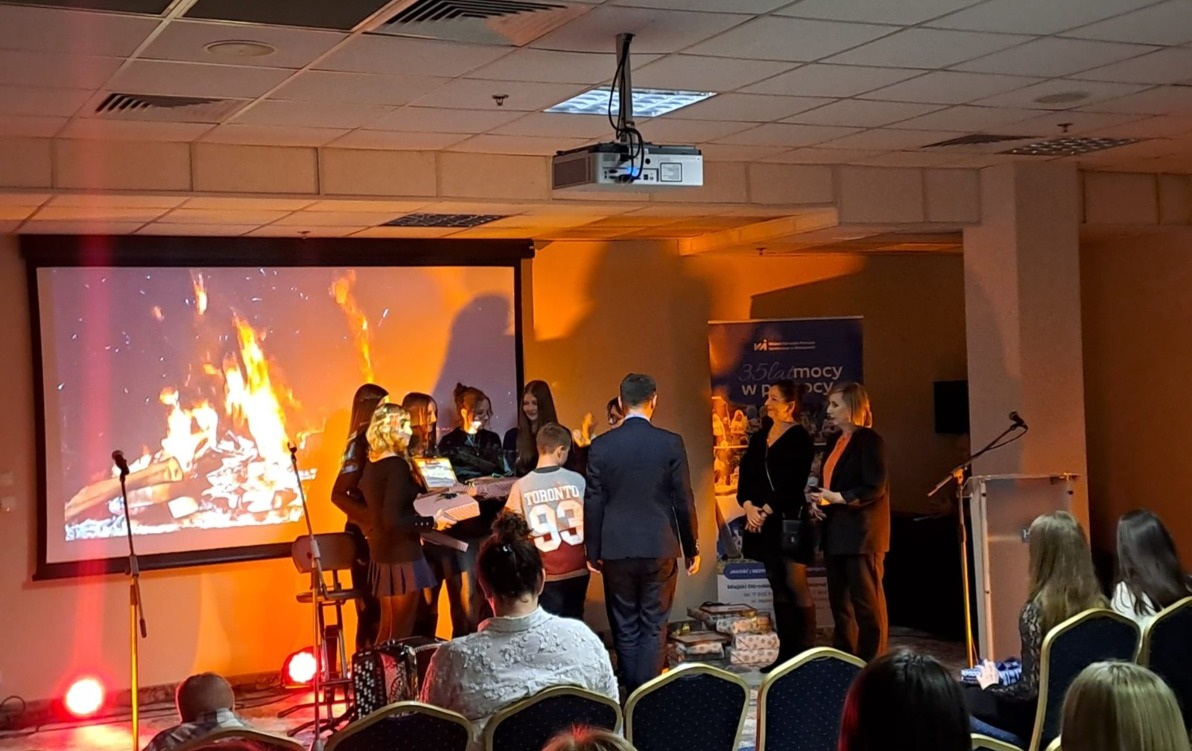 Na zdjęciu grupa osób przy pracach plastycznych