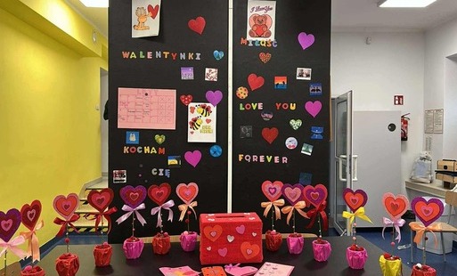 Na zdjęciu walentynkowe ozdoby wykonane przez dzieci z Placówki Wsparcia Dziennego