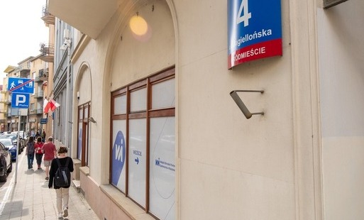 Na zdjęciu budynek MOPS z widocznymi flagami Polski